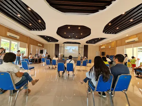 Peserta seminar duduk di aula menghadap layar