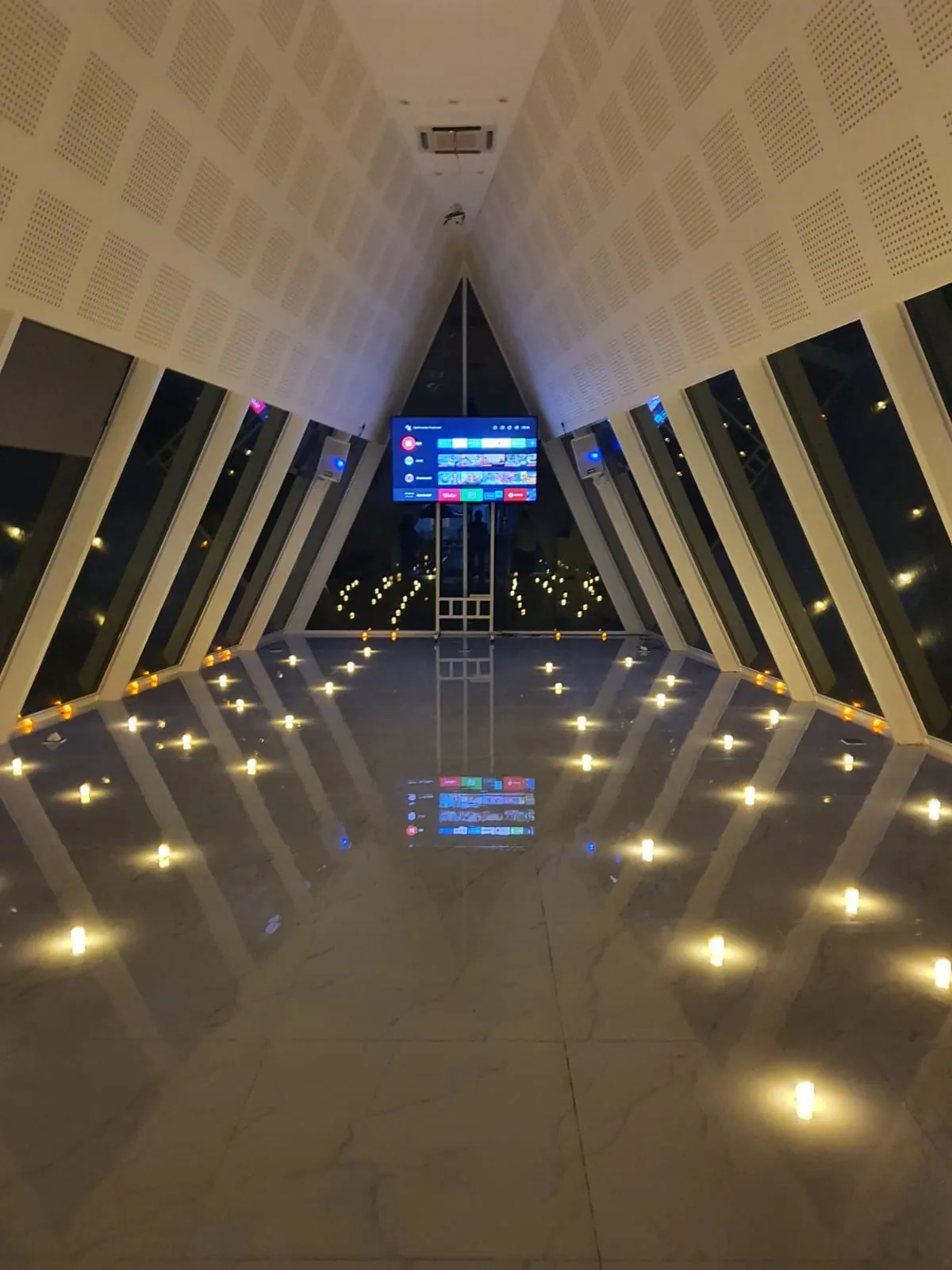 Chapel LWJ pada malam hari dengan lampu lantai yang menyala
