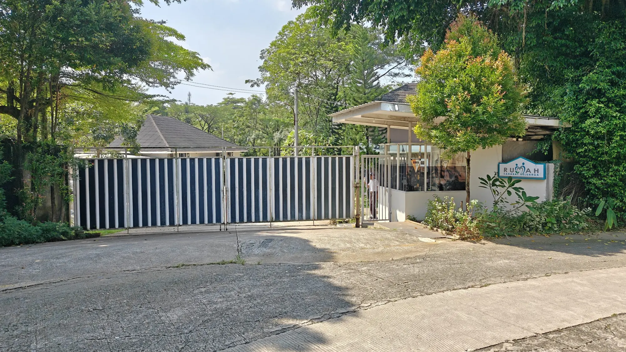 Gerbang masuk Rumah Sahabat Keluarga