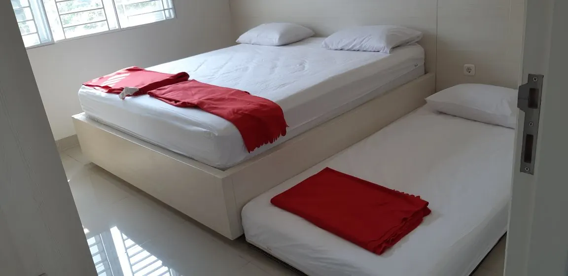 Kamar tidur dengan ranjang besar dan ranjang sorong