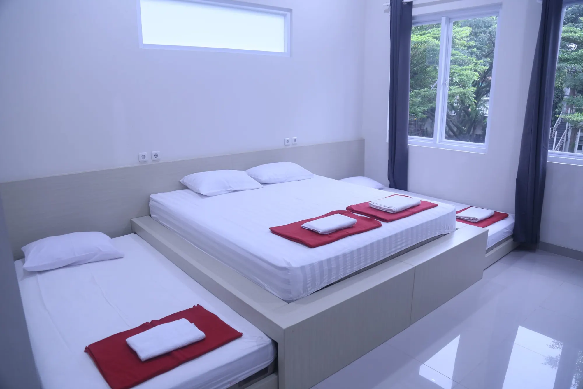 Kamar tidur luas dengan ranjang besar dan ranjang sorong