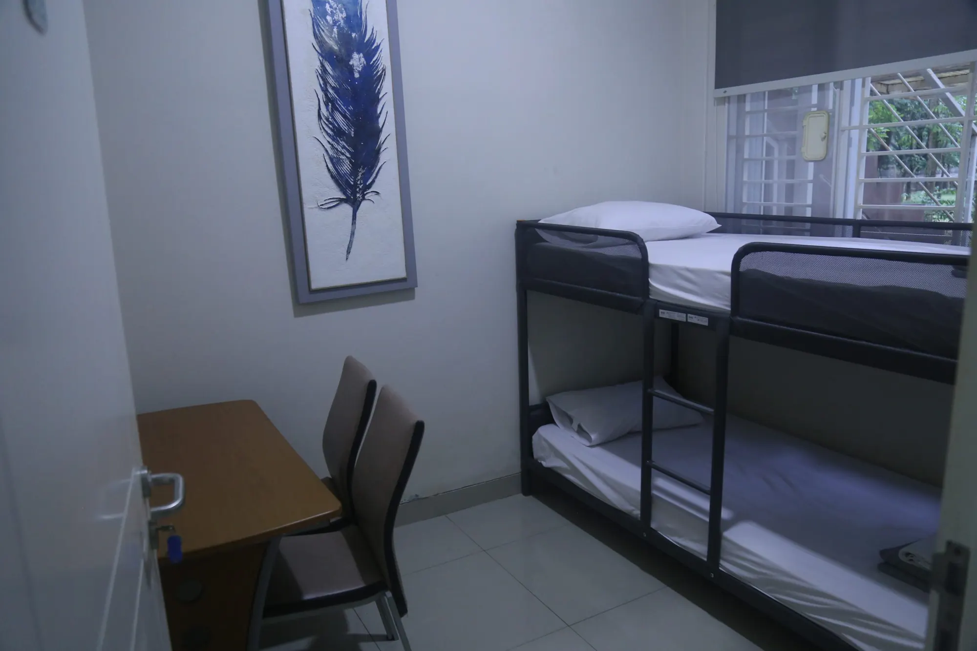 Kamar dengan ranjang susun dan meja belajar