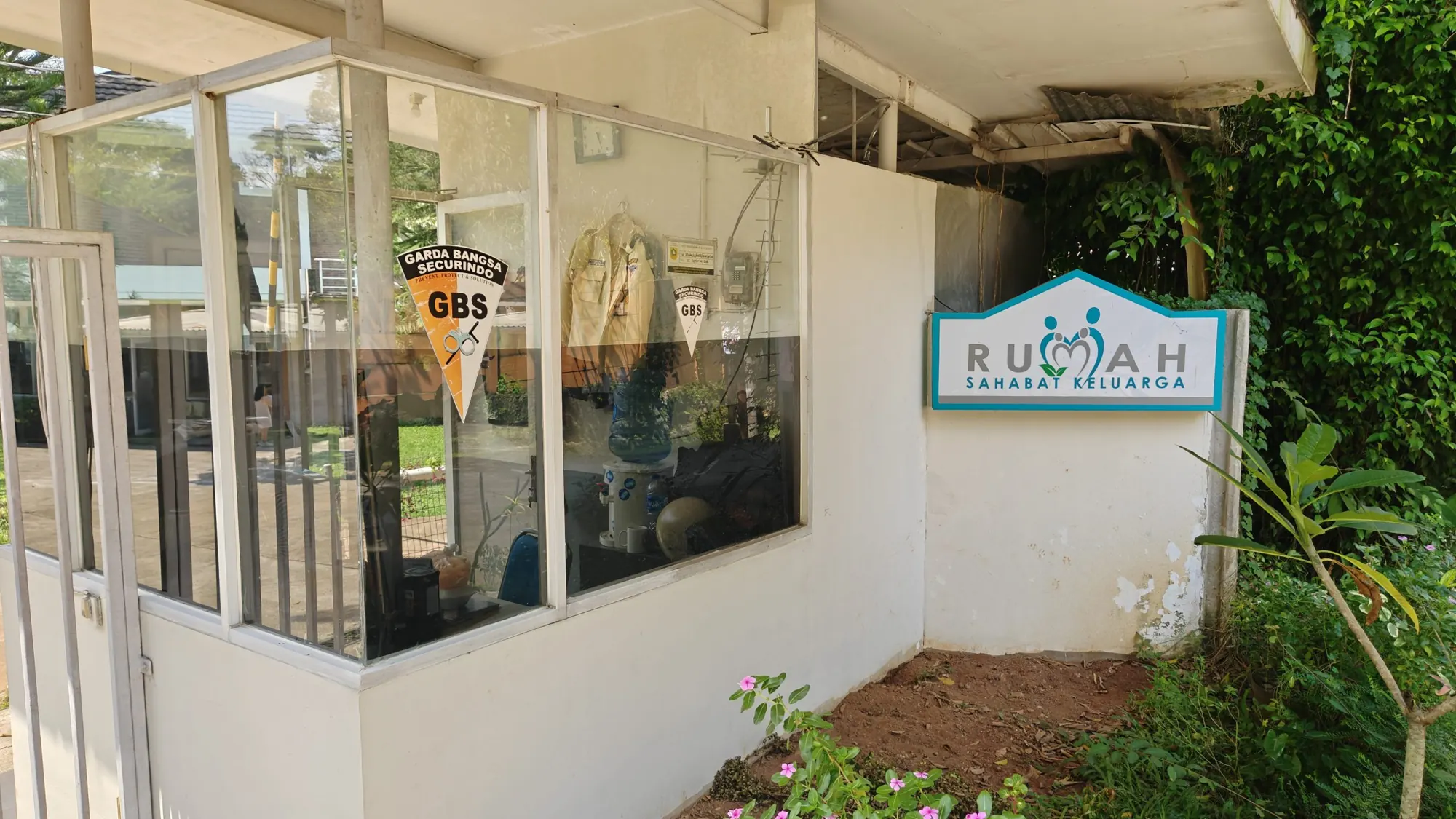 Papan nama Rumah Sahabat Keluarga di pos jaga