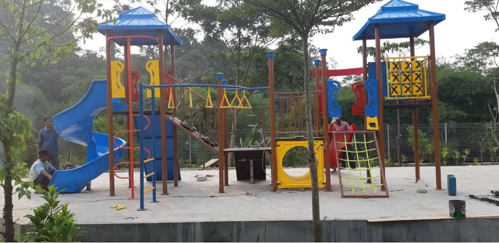 Playground anak dengan perosotan biru dan menara bermain